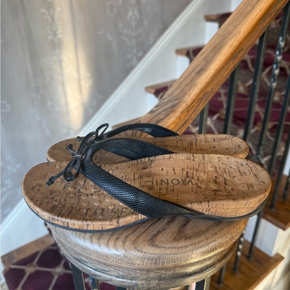 SOLD. VIONIC ladies black bowtie, flip-flop very good condition size 6 - Picture 2 of 10